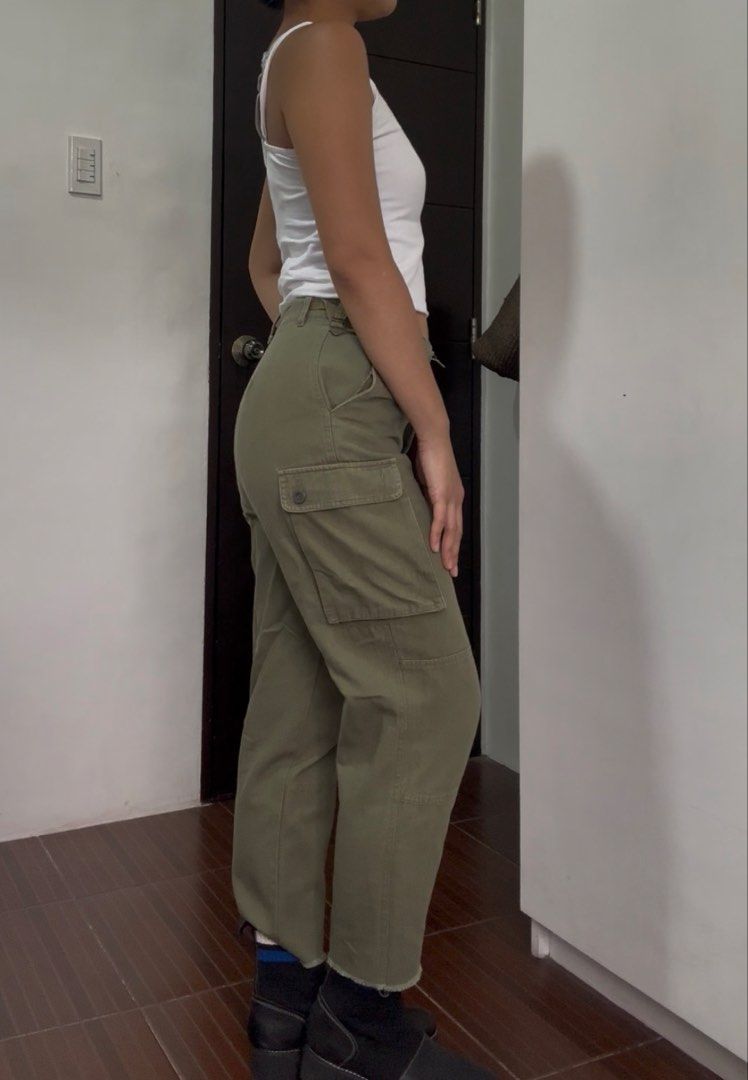 Cotton On Army Green Cargo Pants (Category: Jeans) located in Cainta. Submitted by aissacollec (Listing ID 1441449337, Image 1). Description: flaws no buttons side pocket not stretchable material hard texture straight cut style high waist model 5’4 jnt gcash.