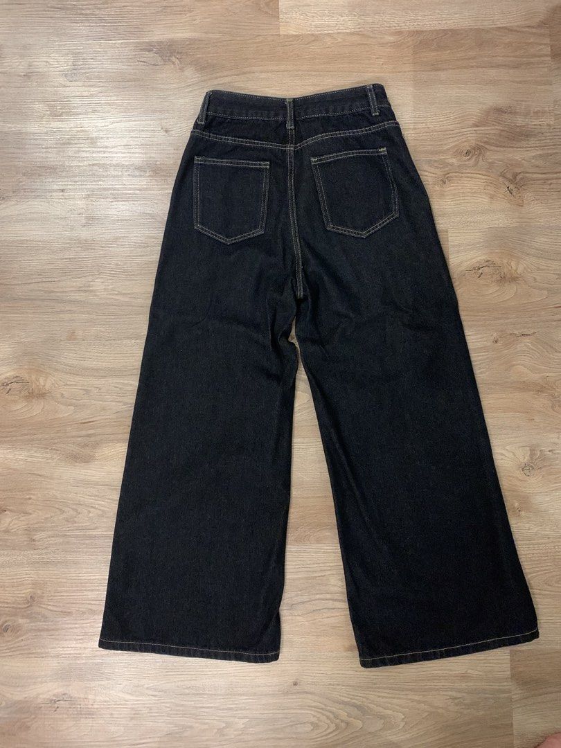Dark Wash Wide Leg Denim Jeans (Category: Jeans) located in Quezon City. Submitted by jlia.declutters (Listing ID 1441433018, Image 2). Description: - Price is negotiable - MOP: GCASH - Dark wash denim jeans - Trendy wide leg cut - Flattering high waist - Secure front zipper and button closure - Ideal for everyday casual wear.