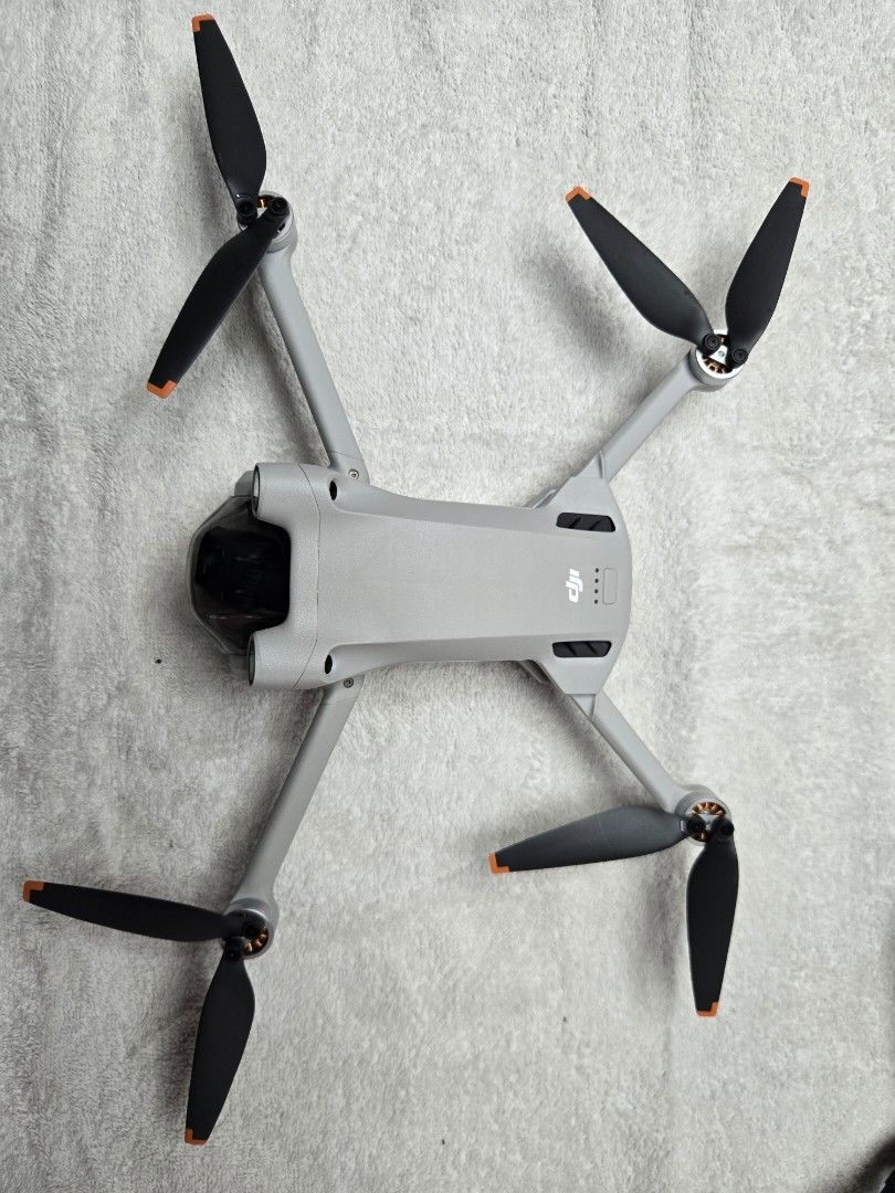 DJI Mini 3 Pro Drone Fly More Combo Plus with Goggles (Category: Drones) located in Quezon City. Submitted by decluttering.bargain (Listing ID 1441389269, Image 1). Description: - DJI Mini 3 Pro Drone - Fly More Combo Plus package - Includes DJI Goggles 2 - Controller with built-in screen - Extra propellers included - ND filters for enhanced shooting - Everything you need to start flying.