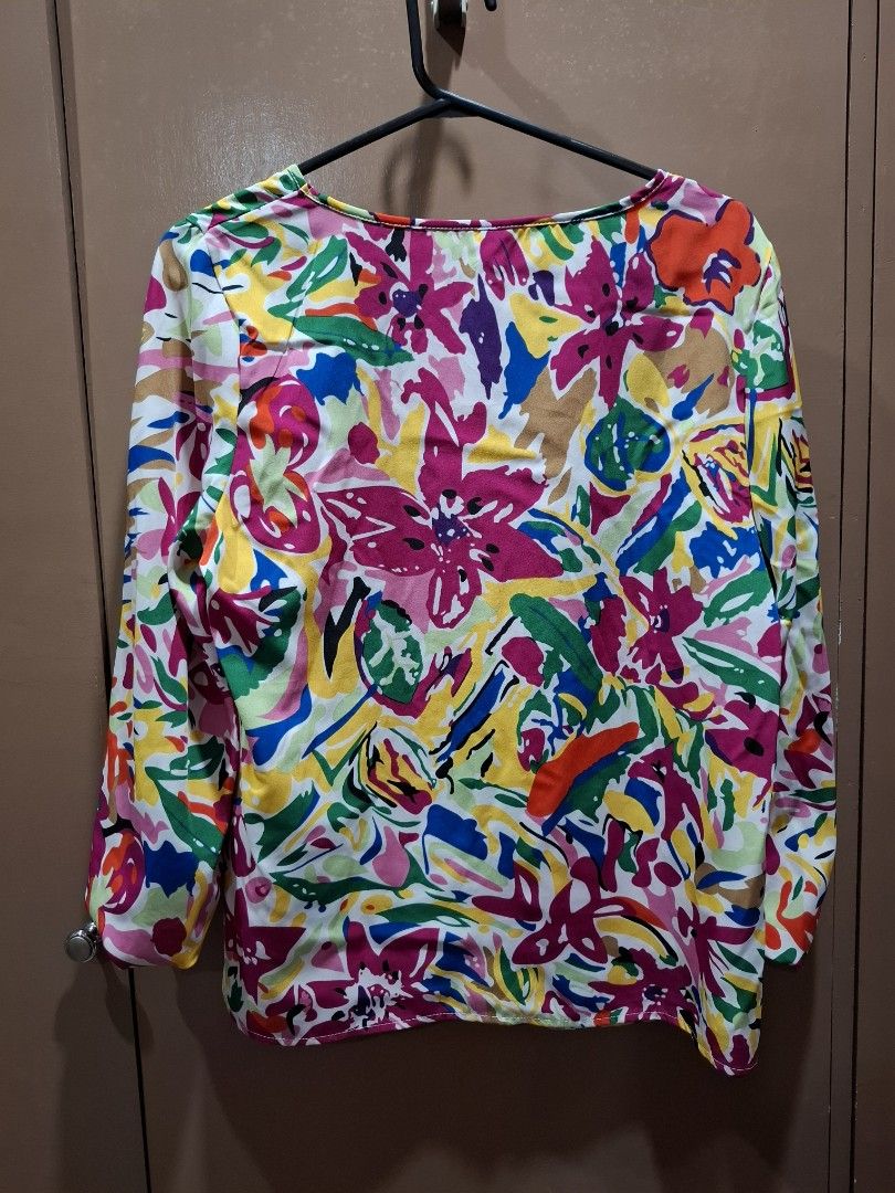 Emery Rose Floral Print Top Size S (Category: Sleeveless) located in San Juan City. Submitted by xiobe (Listing ID 1441398563, Image 3). Description: - Emery Rose top - Vibrant floral print - Long sleeves - Size: S - Made in China - Versatile for casual or dressed-up looks.