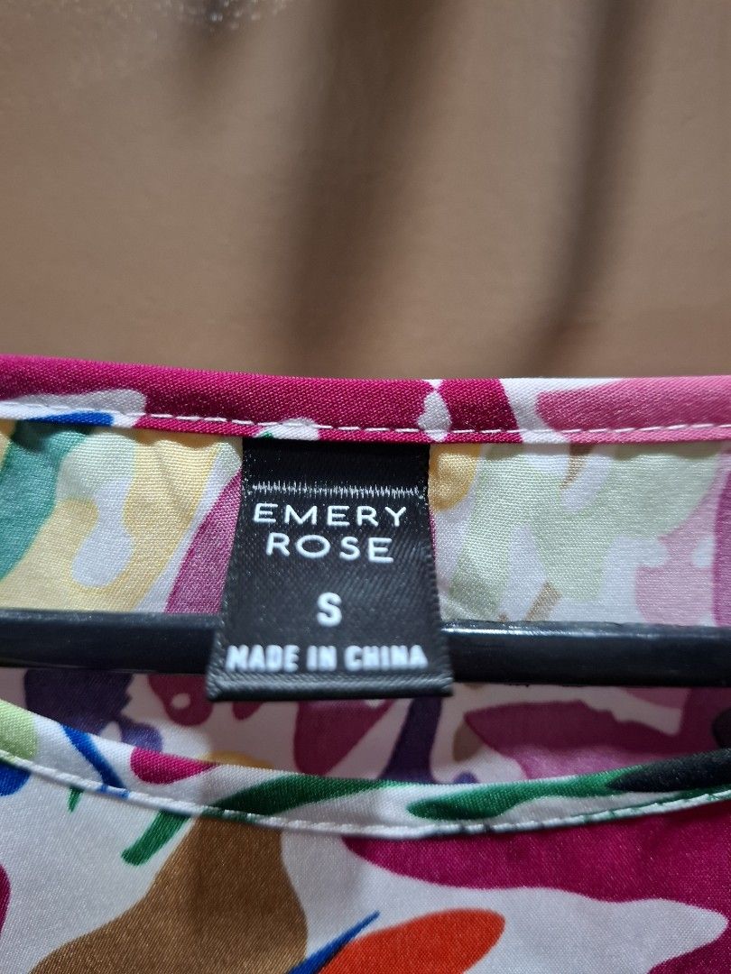Emery Rose Floral Print Top Size S (Category: Sleeveless) located in San Juan City. Submitted by xiobe (Listing ID 1441398563, Image 2). Description: - Emery Rose top - Vibrant floral print - Long sleeves - Size: S - Made in China - Versatile for casual or dressed-up looks.