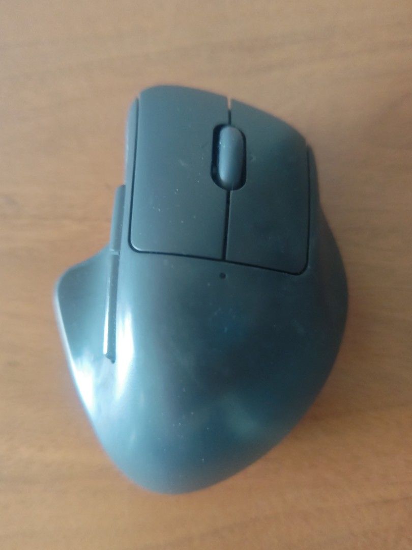 Ergonomic Shellpha Vertical Mouse (Category: Mouse & Mousepads) located in Singapore. Submitted by le_pistolero (Listing ID 1441448639, Image 1). Description: - Ergonomic semi-vertical mouse design - Bluetooth connectivity, requires 1 AA battery - Promotes comfortable hand positioning - Reduces wrist strain during extended computer use - Features a scroll wheel and standard buttons - Brand: Shellpha.