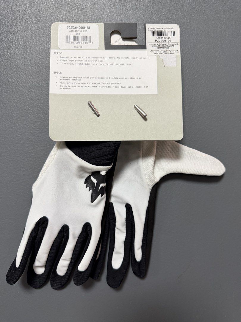 Fox Racing Airline Glove - Medium - White/Black (Category: Gloves) located in Imus. Submitted by dangrosales (Listing ID 1441546909, Image 1). Description: - Fox Racing Airline Gloves - Size: Medium - Ultra-lightweight and breathable for maximum mobility - Compression molded cuff for a secure, unrestricted wrist fit - Single layer perforated Clarino palm for excellent grip - Perfect for all types of riding.