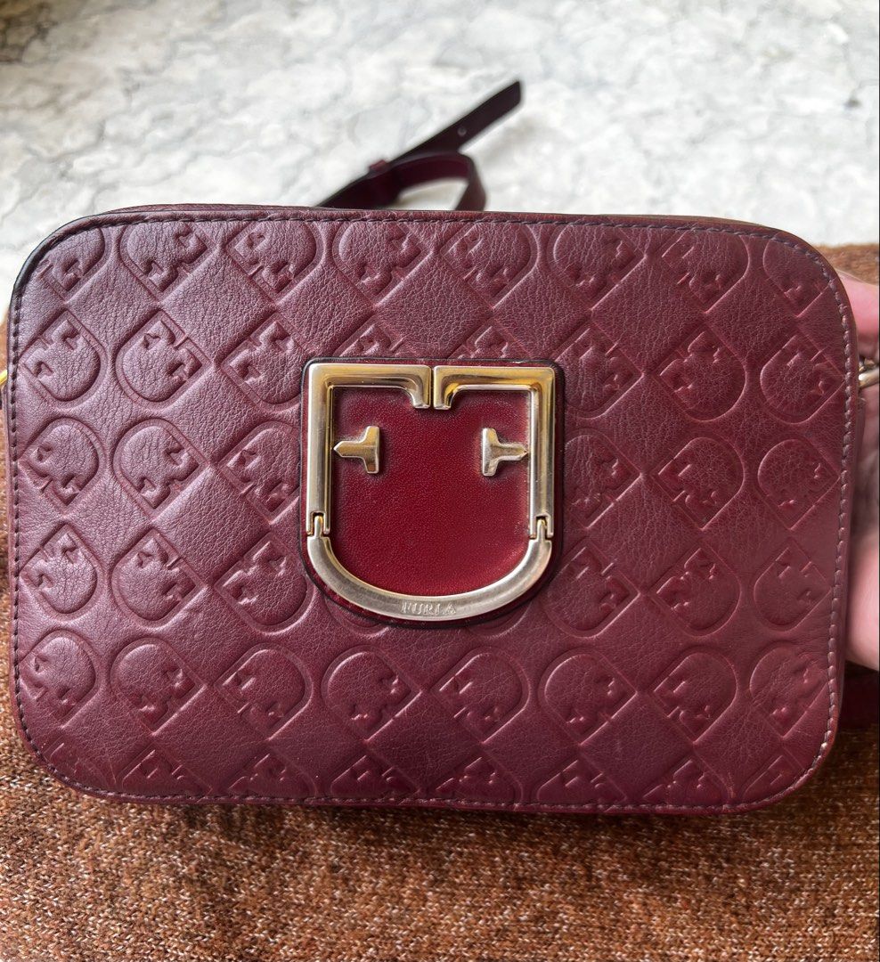 Furla camera bag (Category: Cross-body Bags) located in Valenzuela. Submitted by dianzskiyo (Listing ID 1441452162, Image 1). Description: Preloved Furla Brava Camera bag 📍 what you see is what you get 📍 Managed ur expectation - this is preloved 📍 Slightly negotiable 📍 All details were already posted (pls check photos para iwas sa redundant na tanong 😉) 📍 Color may vary due to lighting 💡 📍 + SF 📍Last pic for refence only ctto 📣 PLS MAKE