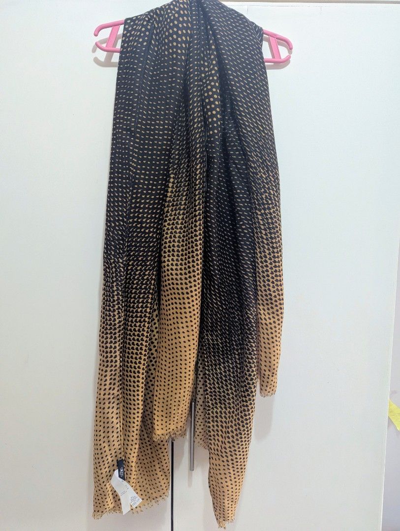 G2000 Woman Scarf (Category: Scarves) located in Manila. Submitted by artimakulit (Listing ID 1441394206, Image 3). Description: - Brand: G2000 Woman - Color: Black and tan gradient with small dot pattern - Material: 100% Polyester - Features: Fringed edges - Size: Approximately 180cm x 90cm - Style Tip: Adds a pop of color and sophistication to any outfit.