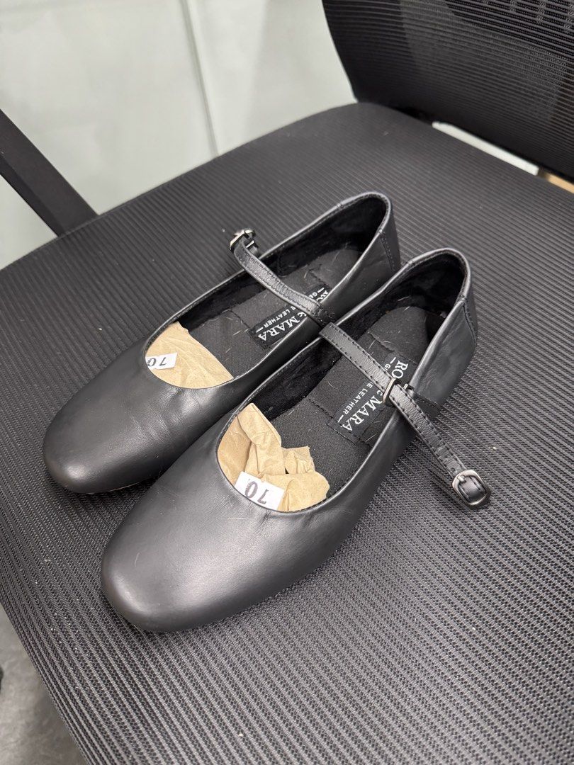 Genuine Leather Mary Jane Flats (Category: Flats & Sandals) located in Makati City. Submitted by pre_aimes (Listing ID 1441430863, Image 3). Description: Genuine Leather RFS: Does not fit.