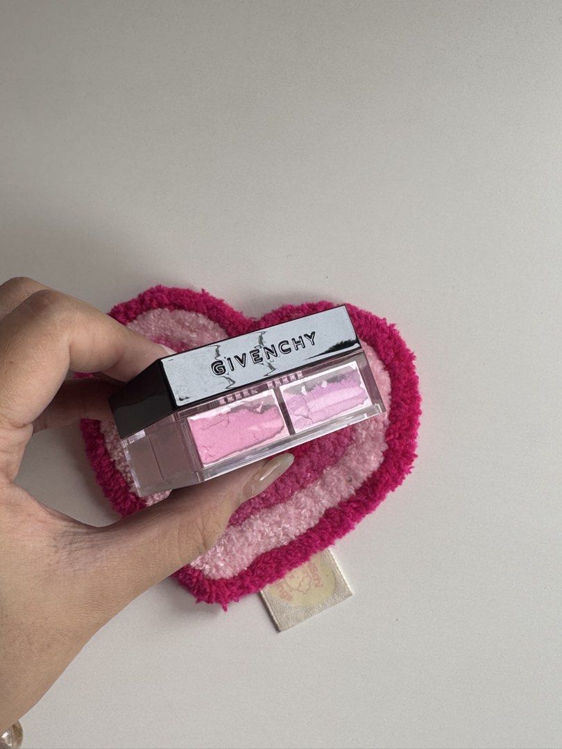 Givenchy Prisme Libre 4-Color Loose Powder Blush (Category: Makeup) located in Cavite. Submitted by seicammy (Listing ID 1441445366, Image 3). Description: Givenchy Prisme Libre 4-Color Powder Blush Shade: O1 Mousseline Lilas (cool toned pink) - used TWICE. with ample product remaining - Original puff included (will wash the puff before shipping) RFS: doesn’t match my warm skin tone.