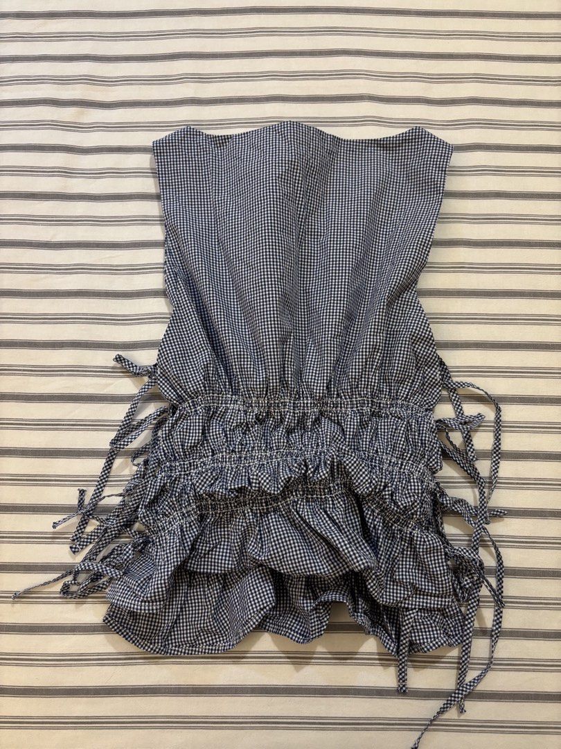 Glassons Blue Ruched Tie Up Side Size 6 (Category: Sleeveless) located in Cebu City. Submitted by cats82938 (Listing ID 1441492246, Image 3). Description: NEVER BEEN WORN - Cute blue gingham top from Glassons - Features a ruched bodice with adjustable tie-up details on the sides - Sleeveless design - Size 6 - Versatile for pairing with jeans or shorts - Ideal for casual outings RFS: doesn’t fit body type well. .
