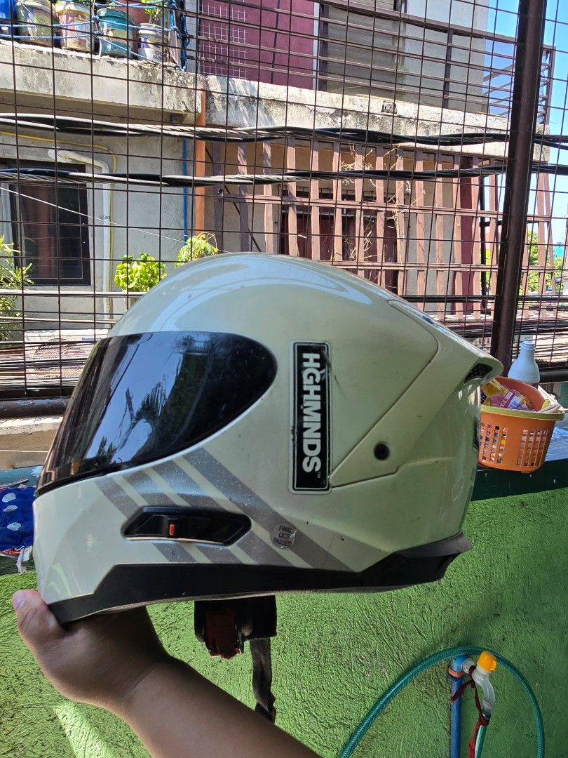 HELMET FOR SALE USED (Category: Helmets and other Riding Gears) located in Manila. Submitted by chinitanegosyante (Listing ID 1441380857, Image 3). Description: Shifter R1 Pearl White 🔥 Fullface Dual Visor 2nd hand with signs of usage and needs cleaning.