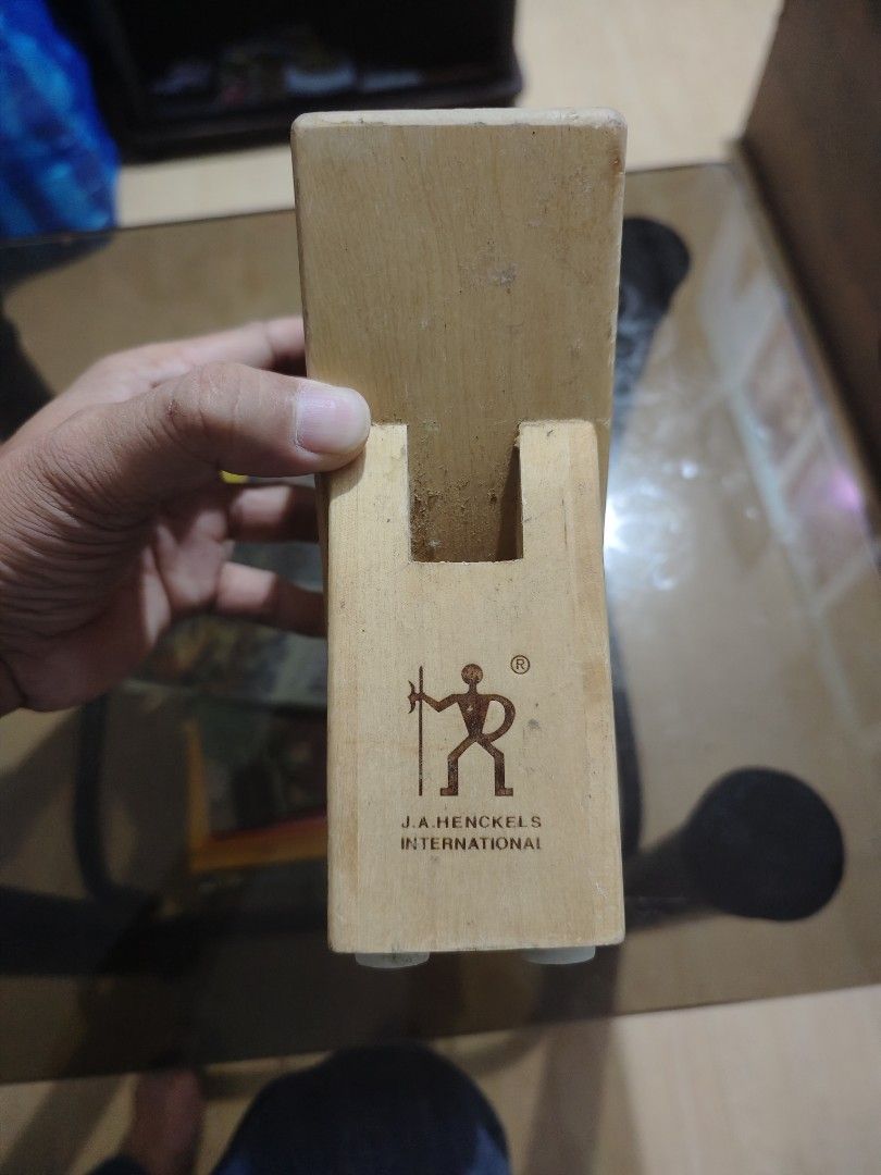 Henckels knife rack as is (Category: Knives & Chopping Boards) located in Manila. Submitted by georgelmar99205 (Listing ID 1441578410, Image 2). Description: .