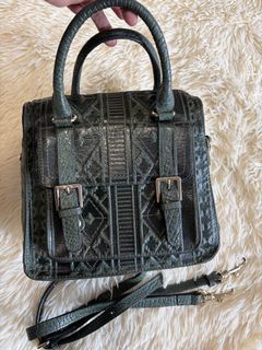 (Category: ) located in . Submitted by Gorgeous_bags (Listing ID 1441488012, Image 1). Description: .