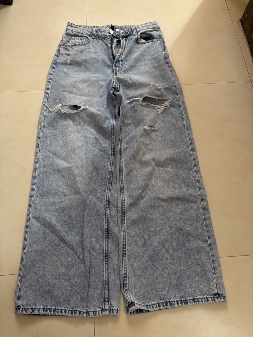 H&M - Light Wash Baggy Jeans (Category: Jeans) located in Manila. Submitted by laurtan_ (Listing ID 1441472440, Image 1). Description: Details ✨ - Style: Light wash denim jeans - Cut: Wide leg - Appx. Measurements: Waist 13 inches (26-27 in) / Length 39 inches Mode of Payment 💵 - GCash.