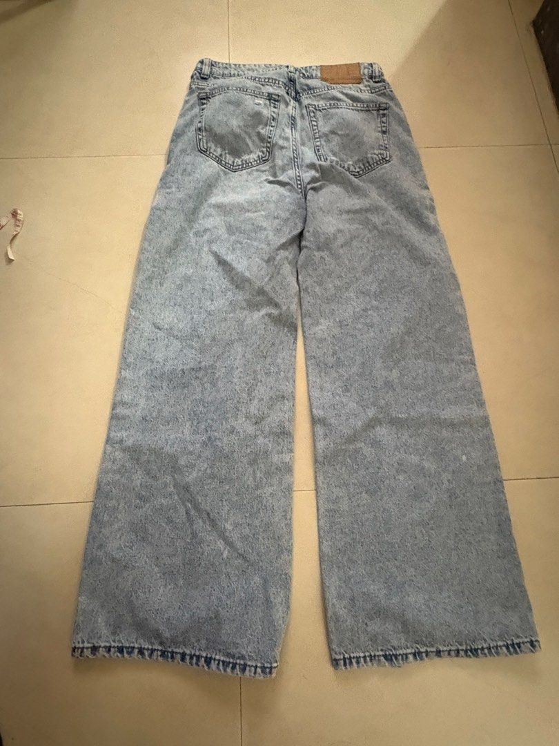 H&M - Light Wash Baggy Jeans (Category: Jeans) located in Manila. Submitted by laurtan_ (Listing ID 1441472440, Image 2). Description: Details ✨ - Style: Light wash denim jeans - Cut: Wide leg - Appx. Measurements: Waist 13 inches (26-27 in) / Length 39 inches Mode of Payment 💵 - GCash.