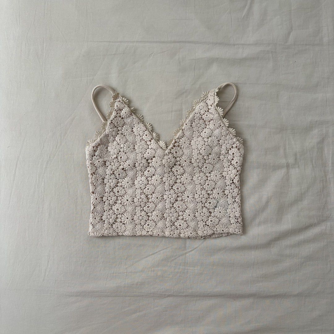 H&M Beige Crochet Lace Top (Category: Others Tops) located in San Pedro. Submitted by mossailer (Listing ID 1441487183, Image 1). Description: - v neckline - adjustable straps.