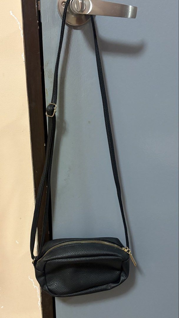 H&M black body bag (Category: Cross-body Bags) located in Bulacan. Submitted by msdavid (Listing ID 1441422940, Image 2). Description: .