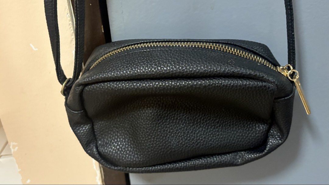H&M black body bag (Category: Cross-body Bags) located in Bulacan. Submitted by msdavid (Listing ID 1441422940, Image 1). Description: .