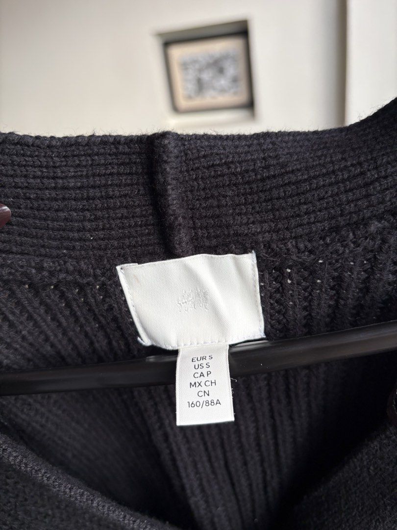 H&M Black Ribbed Knit Button-up Cardigan (Category: Coats, Jackets and Outerwear) located in Sampaloc. Submitted by prelovedby.her_ (Listing ID 1441469362, Image 3). Description: Color: Black Size: S Condition: No visible flaws; in great condition RFS: Decluttering 🧹 📍 Shipping from: Fairview, QC 🚚 Mode of Delivery: Lalamove | J&T 💵 Payment: GCash | Bank Transfer Feel free to message for any questions! 🤍.