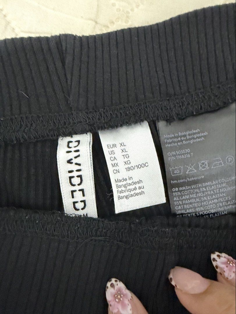 H&M Divided Black Ribbed Biker Shorts (Category: Shorts) located in Pateros City. Submitted by dendenden15 (Listing ID 1441505936, Image 2). Description: - Brand: H&M Divided - Type: Ribbed Biker Shorts - Color: Black - Size: XL - Material: Comfortable and stretchy - Origin: Made in Bangladesh - Perfect for: Workouts or casual wear - Reason for Selling: Doesn't fit anymore.