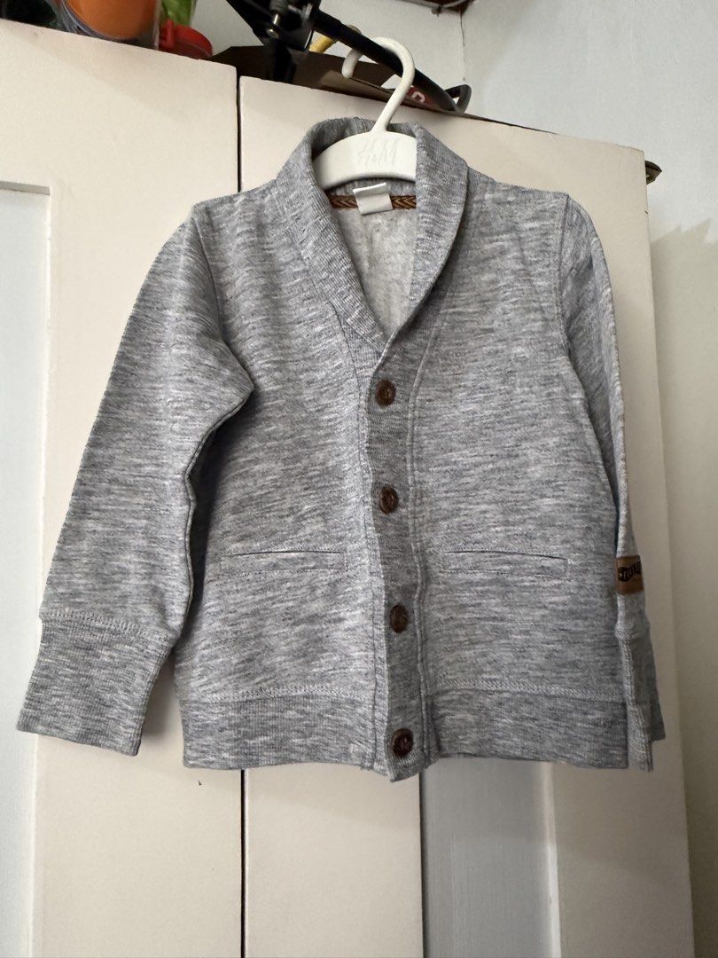 H&M Grey Marled Cardigan Sweater (Category: Babies & Kids Fashion) located in Bacoor. Submitted by annemargarett (Listing ID 1441382093, Image 1). Description: - Grey marled cardigan from H&M - Shawl collar with button front - Two front pockets - Ribbed cuffs and hem - Ideal for layering - Size: 92 / 1.5-2 Years.