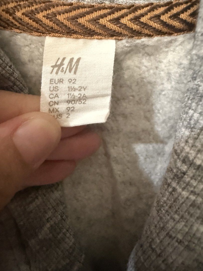 H&M Grey Marled Cardigan Sweater (Category: Babies & Kids Fashion) located in Bacoor. Submitted by annemargarett (Listing ID 1441382093, Image 2). Description: - Grey marled cardigan from H&M - Shawl collar with button front - Two front pockets - Ribbed cuffs and hem - Ideal for layering - Size: 92 / 1.5-2 Years.