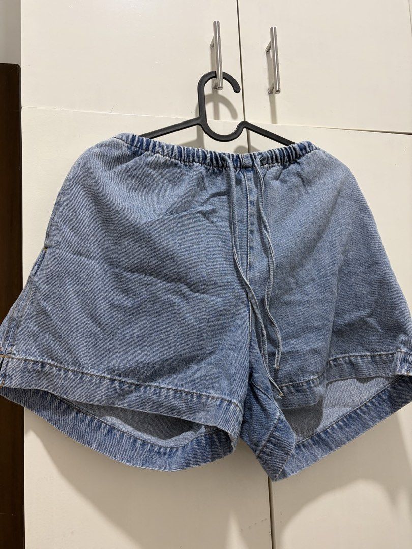 H&M Light Wash Denim Shorts with Drawstring Waist (Category: Shorts) located in Pateros City. Submitted by dendenden15 (Listing ID 1441505213, Image 1). Description: - Cute light wash denim shorts from H&M - Features an elastic waistband with a drawstring - Trendy wide leg style - Ideal for casual everyday wear - Size: 160/72A.