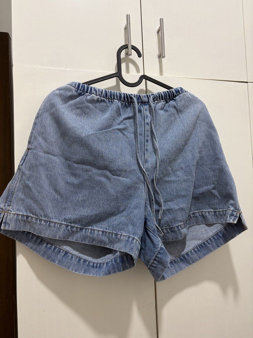 H&M Light Wash Denim Shorts with Drawstring Waist (Category: Shorts) located in Pateros City. Submitted by dendenden15 (Listing ID 1441505213, Image 2). Description: - Cute light wash denim shorts from H&M - Features an elastic waistband with a drawstring - Trendy wide leg style - Ideal for casual everyday wear - Size: 160/72A.