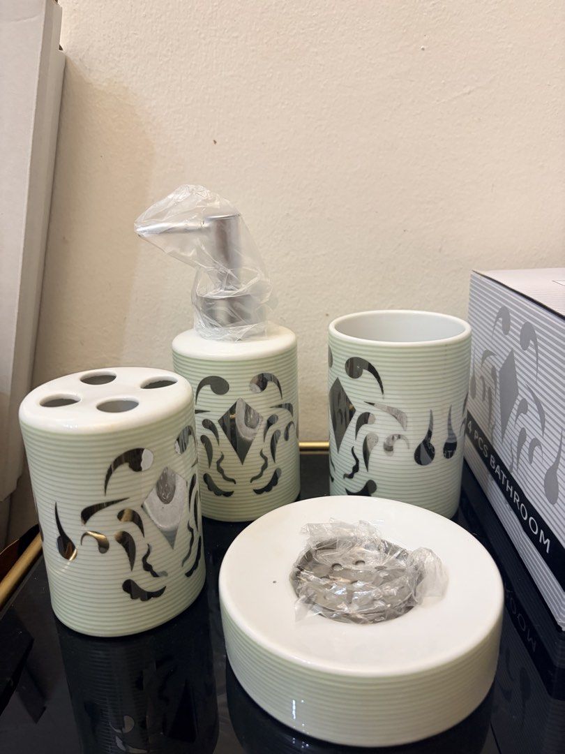 Home box UAE 4pcs set bathroom essentials (Category: Bathtub & Bath Accessories) located in Mandaluyong City. Submitted by home_box.ae (Listing ID 1441432766, Image 3). Description: .