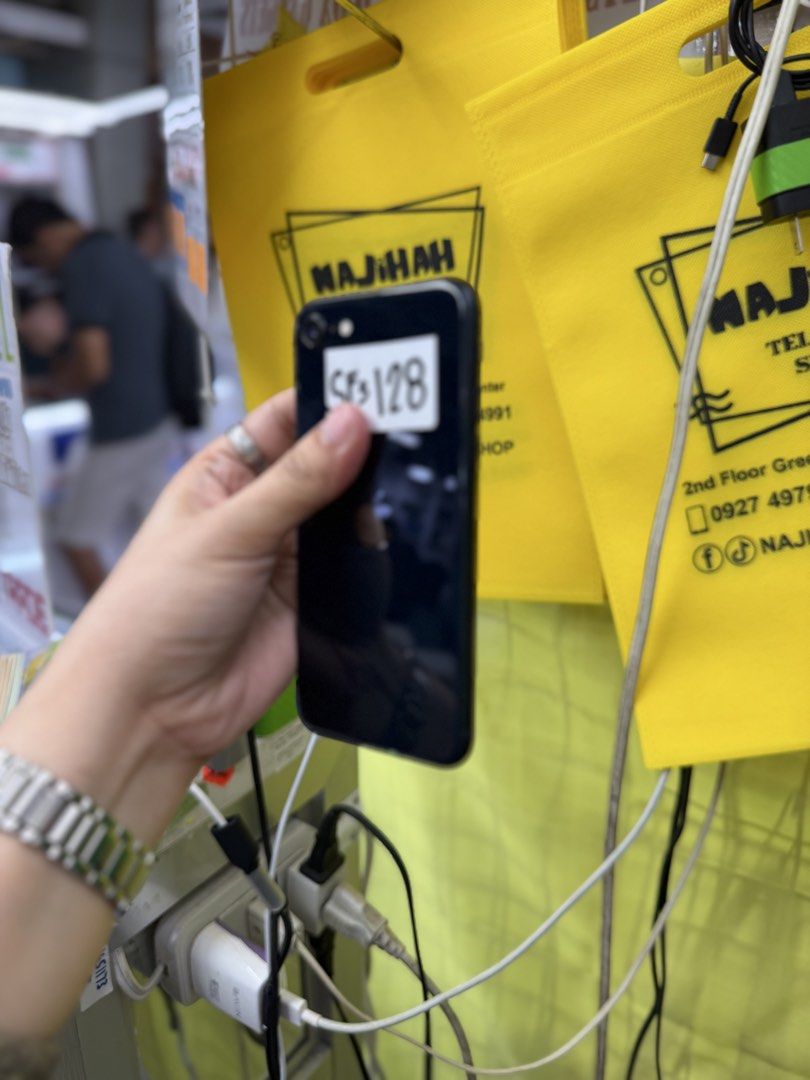 Iphone SE 2022 3rdgen 128GB 84BH Openline no issues (Category: iPhone SE Series) located in San Juan City. Submitted by najihahtelecomshop2018 (Listing ID 1441555153, Image 3). Description: Legit Store | Original unit FOR SALE | TRADE / SWAP ▫️INSTALLMENT thru: 🔸Credit Card (straight / installment) 🔸Ggives / Gcredit + 6% interest 🔸Spay Later + 6% interest (RFS: Buy and Sell any kinds of Gadgets) Description: iPhone SE 2022 128Gb ( other GB are