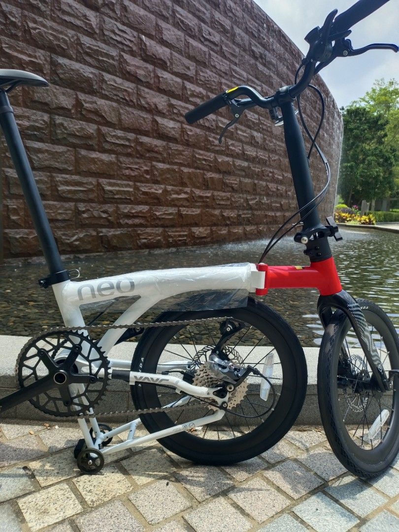 Java neo 9s （分類：單車）位於 Hong Kong。 由 tkobike09943194 提交（商品編號 1441437594，圖片 2）。簡介： Java neo 9S 16吋349紅白色 碳纖維前叉 中空曲柄 Shimano SORA 9s 機械件 前後油壓碟剎 $3980 全港九新界也可以送貨 歡迎各位pm94580998問價 將軍澳單車 📍將軍澳寶康路105-107號 香港單車館公園G51號舖 Shop G51Hong Kong Velodrome, 105 Po Hong Road, Tseung Kwan O （港鐵坑口站B出口 MTR Hang Hau Station Exit B） 將軍澳車單車館單車專門店 Tel 9458 0998 有全新摺山地車公路車摺車 出售 全新 單車公路車山地車摺車出售 另有單車出租及單車儲存服務單車倉 #將軍澳單車 #單車倉 #租單車 #摺車 ＃米奇老鼠 ＃紅白機 ＃Java。