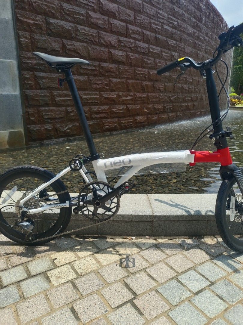 Java neo 9s （分類：單車）位於 Hong Kong。 由 tkobike09943194 提交（商品編號 1441437594，圖片 1）。簡介： Java neo 9S 16吋349紅白色 碳纖維前叉 中空曲柄 Shimano SORA 9s 機械件 前後油壓碟剎 $3980 全港九新界也可以送貨 歡迎各位pm94580998問價 將軍澳單車 📍將軍澳寶康路105-107號 香港單車館公園G51號舖 Shop G51Hong Kong Velodrome, 105 Po Hong Road, Tseung Kwan O （港鐵坑口站B出口 MTR Hang Hau Station Exit B） 將軍澳車單車館單車專門店 Tel 9458 0998 有全新摺山地車公路車摺車 出售 全新 單車公路車山地車摺車出售 另有單車出租及單車儲存服務單車倉 #將軍澳單車 #單車倉 #租單車 #摺車 ＃米奇老鼠 ＃紅白機 ＃Java。