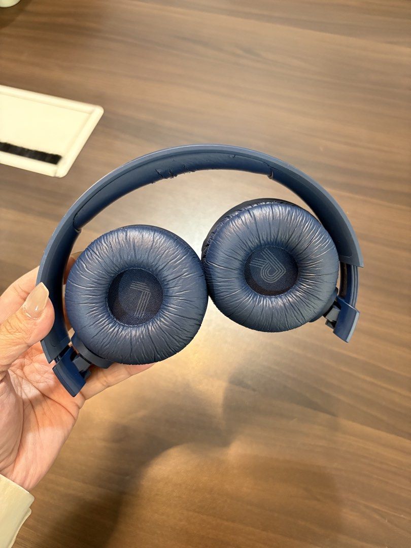 JBL Tune 520BT Wireless Headphones (OG) (Category: Headphones & Headsets) located in Cebu City. Submitted by abigailp. (Listing ID 1441457722, Image 3). Description: Letting go of this bass monster. Bought directly from the JBL Store in Ayala. ✅ 100% crisp sound & fully functional buttons ✅ Superb battery life & heavy bass quality ✅ 100% original, no performance issues ⚠️ Minor peeling on the headband cushion (check the last slide). Honestly, hin
