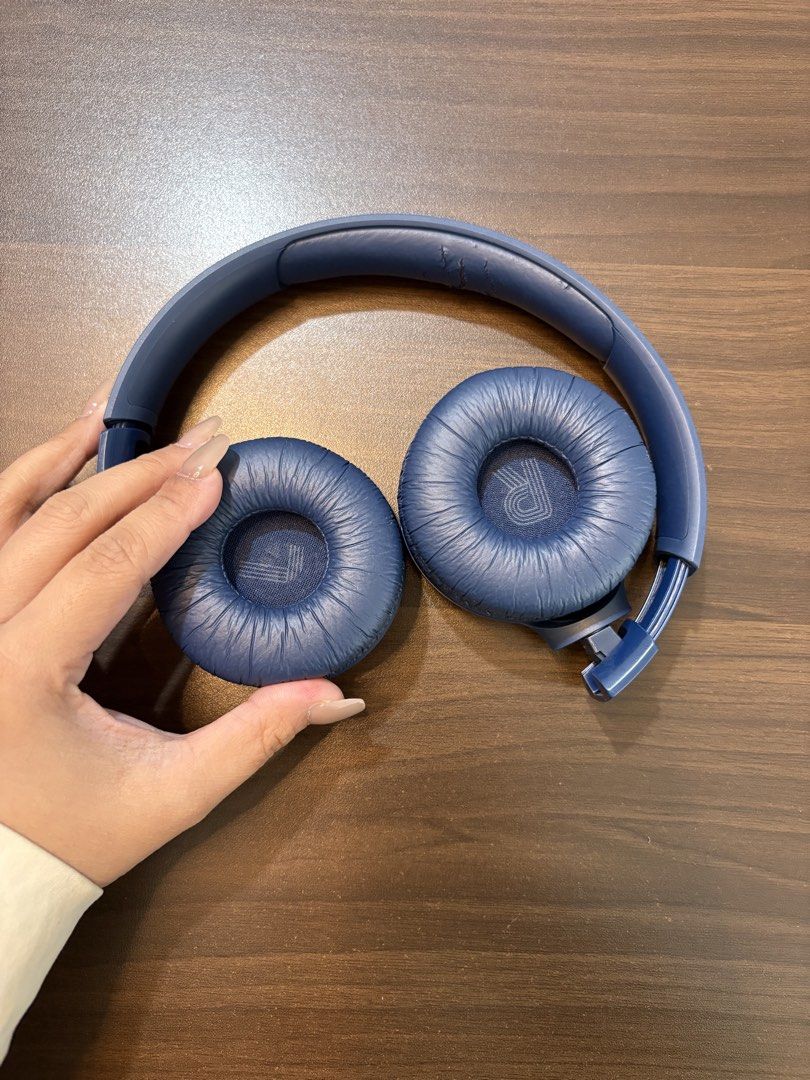 JBL Tune 520BT Wireless Headphones (OG) (Category: Headphones & Headsets) located in Cebu City. Submitted by abigailp. (Listing ID 1441457722, Image 2). Description: Letting go of this bass monster. Bought directly from the JBL Store in Ayala. ✅ 100% crisp sound & fully functional buttons ✅ Superb battery life & heavy bass quality ✅ 100% original, no performance issues ⚠️ Minor peeling on the headband cushion (check the last slide). Honestly, hin