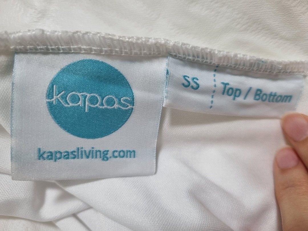 Kapas Living Cloud Tencel Waterproof Mattress Protector (Super Single) (Category: Bedding & Towels) located in Singapore. Submitted by lilsuno (Listing ID 1441535462, Image 1). Description: 🩵 Brand new, machine-washed once upon receiving, but never used. 🩵 (Please note that it doesn't come with its own bag, so we have stored it in a plastic baggie in the meantime!) 🩵 Kapas Living Mattress Protector, bought for $39 SGD 🥹 🩵 Singapore Super Sin