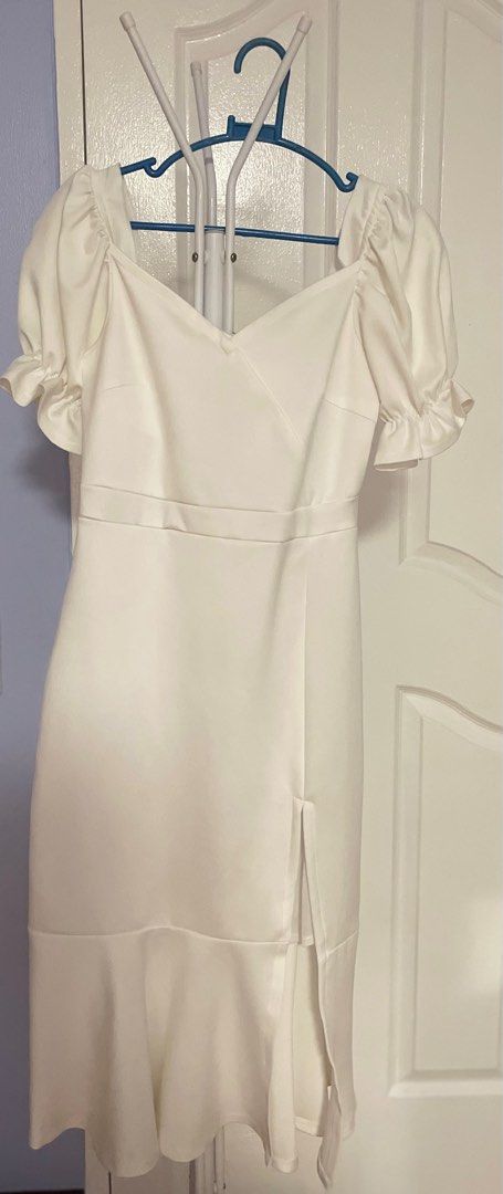 Karimadon White Long Dress (Category: Evening dresses & gowns) located in Manila. Submitted by clothes27328 (Listing ID 1441442243, Image 1). Description: Perfect for night events or graduation. Only used once during graduation. S on tag but US 6, UK 10, EUR 36.
