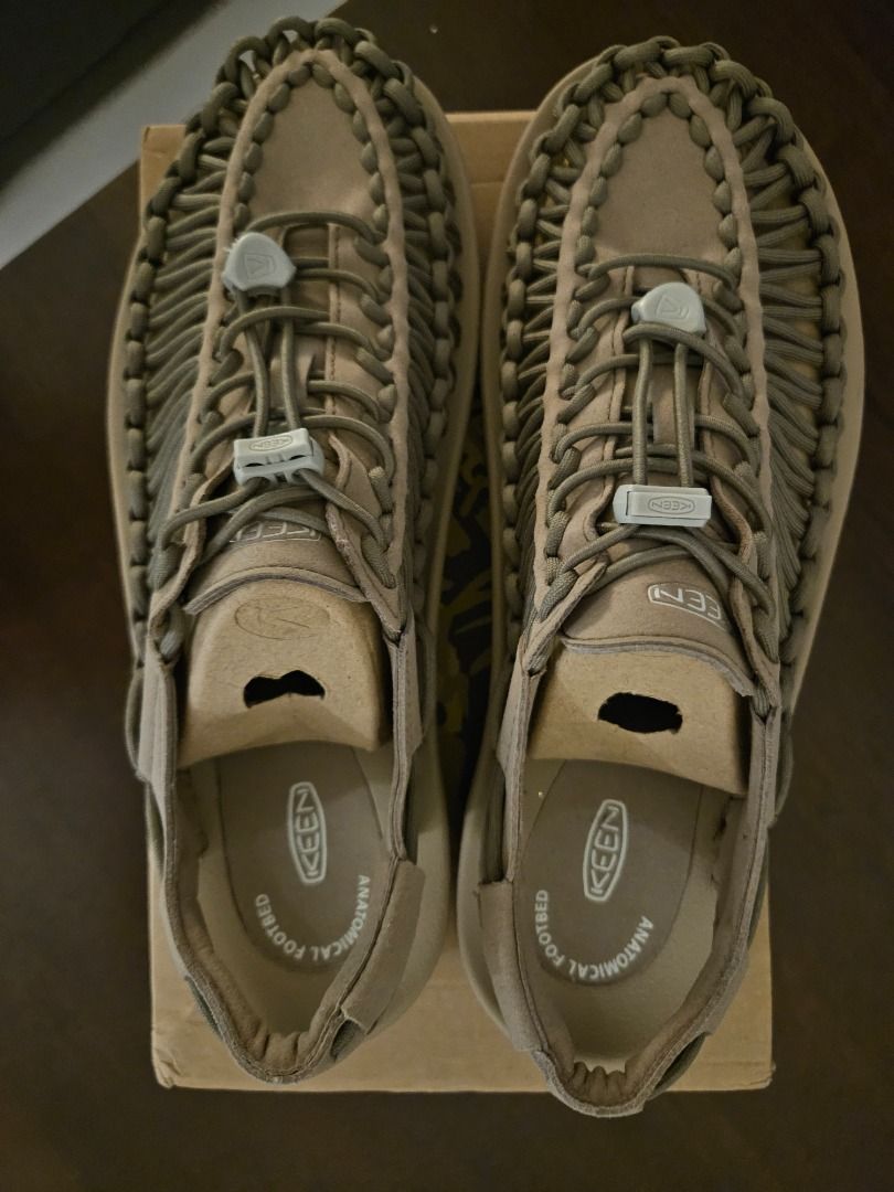 KEEN Uneek trainers Timberwolf / Plaza Taupe EU 43 / US 10 / UK 9 (Category: Flipflops and Slides) located in Singapore. Submitted by lasselore31558 (Listing ID 1441533197, Image 3). Description: - KEEN Newport H2 sandals - Color: Taupe and Grey - Water-friendly design - Secure bungee lacing system - Excellent grip on soles - Ideal for outdoor activities and casual wear - Comes with original box Never used outside, just tried on. Selling as I bou