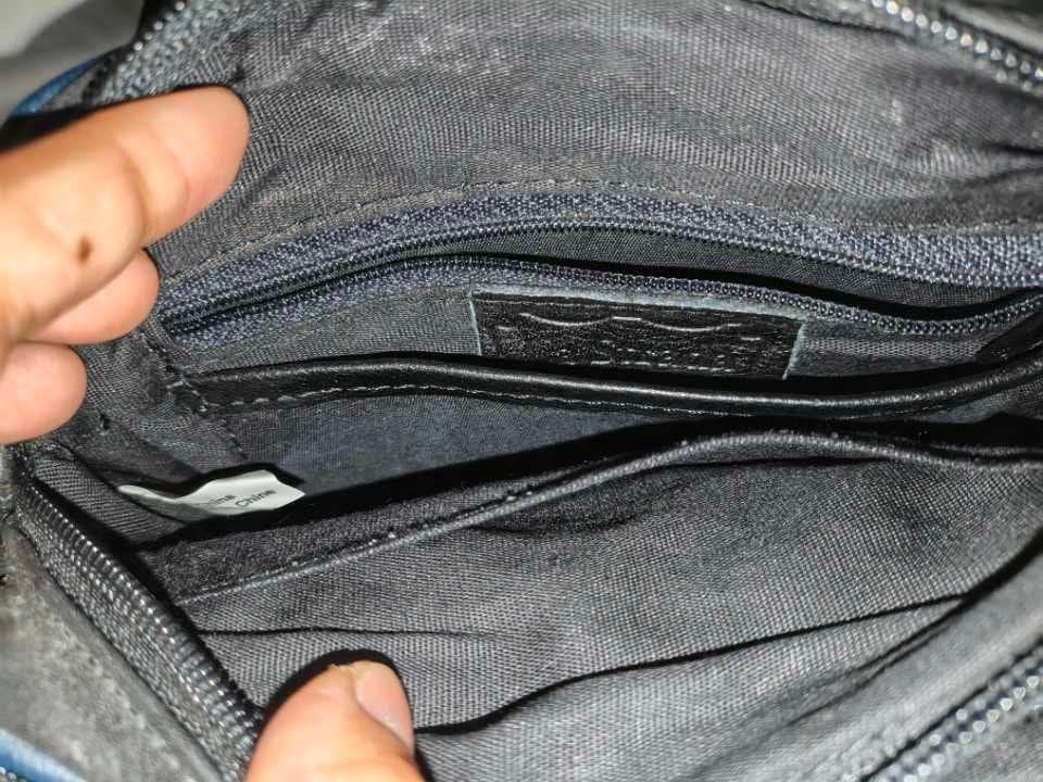 La Strada Black Leather Crossbody Bag (Category: Cross-body Bags) located in Manila. Submitted by epicwind_1bf746 (Listing ID 1441542593, Image 2). Description: - La Strada black leather crossbody bag - Main zippered compartment with inner zippered pocket - Front zippered pocket - Adjustable strap - Ideal for everyday use.