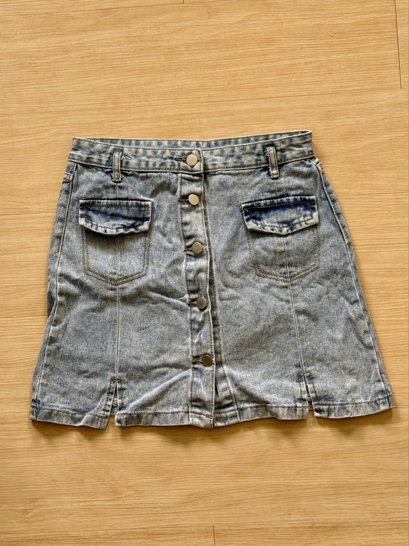 Light Wash Buttondown Denim Skirt (Category: Skirts) located in Pateros City. Submitted by lorixlori (Listing ID 1441490494, Image 1). Description: Highwait Button Down Front Pocket Denim Skirt • Waist: 28 • Length: 15.5 .