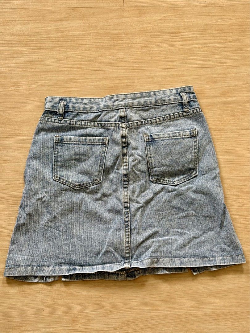 Light Wash Buttondown Denim Skirt (Category: Skirts) located in Pateros City. Submitted by lorixlori (Listing ID 1441490494, Image 2). Description: Highwait Button Down Front Pocket Denim Skirt • Waist: 28 • Length: 15.5 .