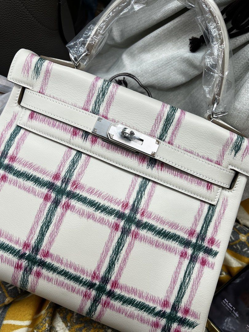 Limited Kelly in 28cm (Category: Luxury Bags & Wallets) located in Bacoor. Submitted by theluxarybelongings (Listing ID 1441530092, Image 1). Description: PHW 28cm Stamp G (2026 produced) Mop: any Delivery: ok Meetups: ok.