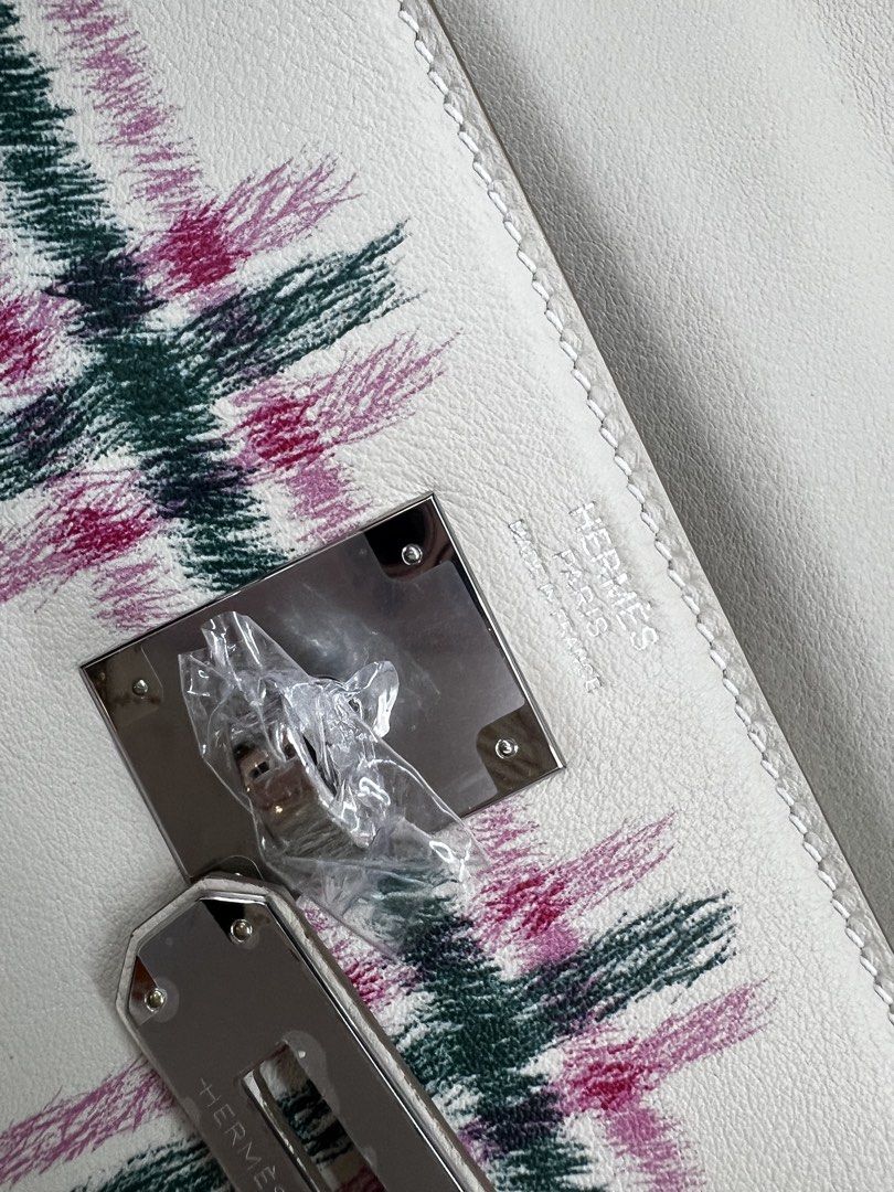 Limited Kelly in 28cm (Category: Luxury Bags & Wallets) located in Bacoor. Submitted by theluxarybelongings (Listing ID 1441530092, Image 3). Description: PHW 28cm Stamp G (2026 produced) Mop: any Delivery: ok Meetups: ok.