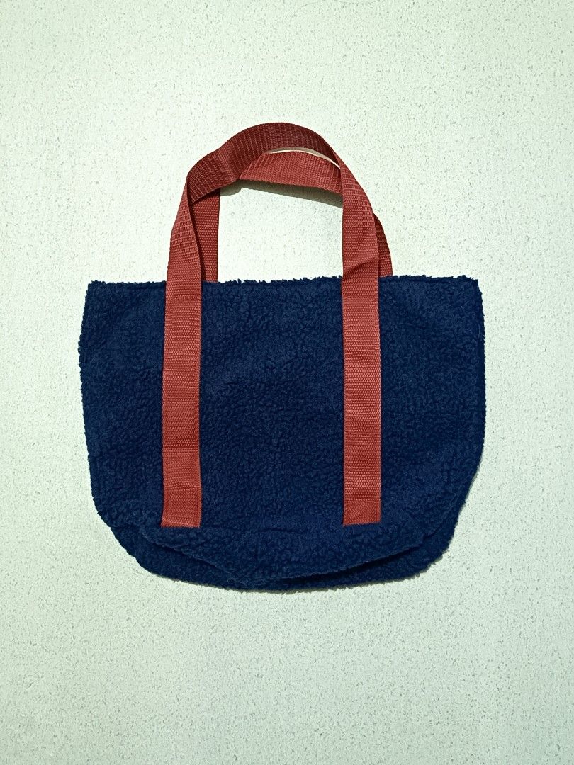 L.L. Bean Fleece Tote Bag (Category: Tote Bags) located in Santa Cruz. Submitted by friendlyfire1 (Listing ID 1441446200, Image 2). Description: 11" x 14" +SF.