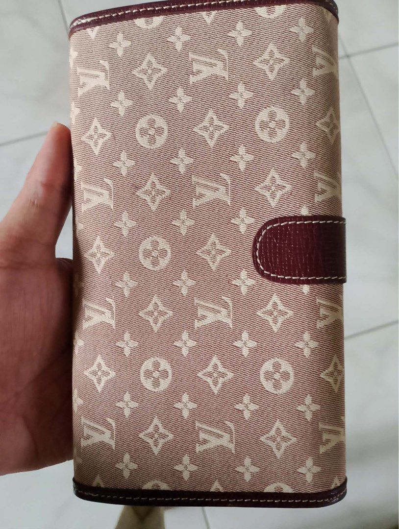 Louis Vuitton Monogram Canvas Wallet (Category: Luxury Bags & Wallets) located in Bacoor. Submitted by nickyvillar90 (Listing ID 1441401836, Image 2). Description: - Authentic Louis Vuitton wallet - Classic monogram canvas with burgundy leather trim - Gold hardware - Ample card slots and compartments.