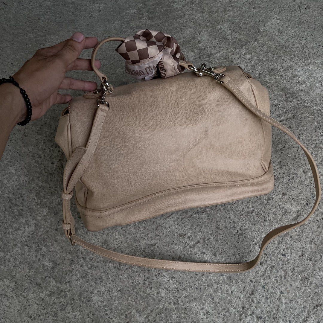 Love Moschino Two-way Bag (Category: Luxury Bags & Wallets) located in Cebu City. Submitted by jaydeeace (Listing ID 1441521304, Image 2). Description: Love Moschino Two-way Bag Medium to large size Excellent condition Check last photo Dm if Interested 📩.