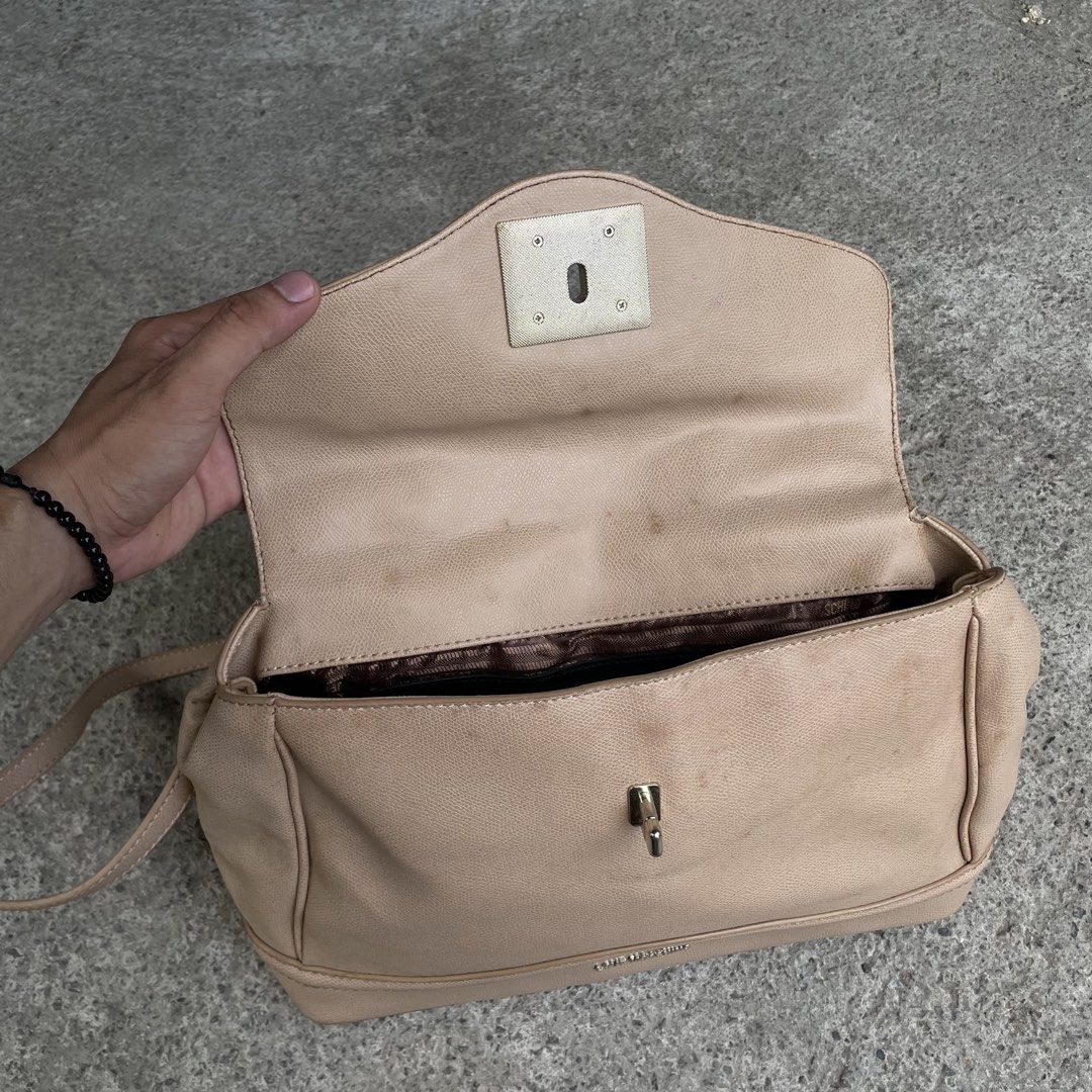 Love Moschino Two-way Bag (Category: Luxury Bags & Wallets) located in Cebu City. Submitted by jaydeeace (Listing ID 1441521304, Image 3). Description: Love Moschino Two-way Bag Medium to large size Excellent condition Check last photo Dm if Interested 📩.