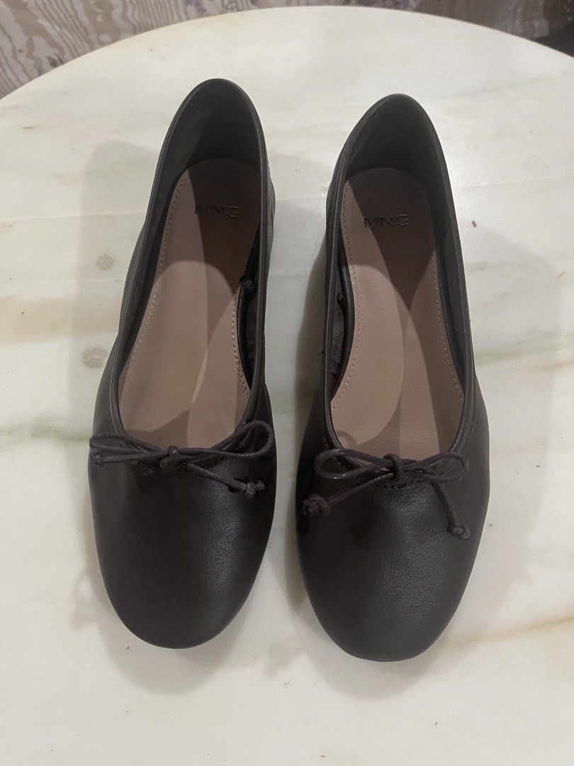 Mango ballet shoes size 5 (Category: Flats & Sandals) located in Quezon City. Submitted by shopnkeep (Listing ID 1441385724, Image 2). Description: Worn once Authentic mango Price bought 3295 selling 1450 no haggling pls Good as new no flaws Color chocolate brown With a little heel not very flat Mop: bpi gcash Shipping: c/o buyer loc qc.