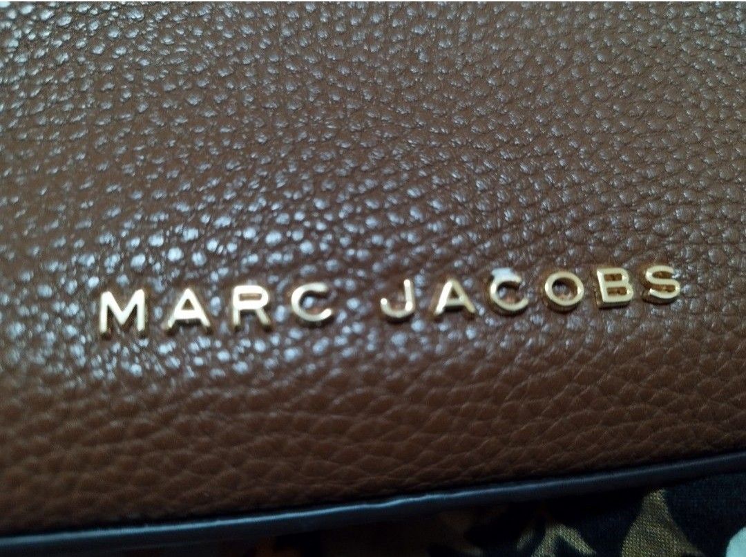 Marc Jacobs large drifter, cognac color (Category: Luxury Bags & Wallets) located in Cainta. Submitted by buena_shoppe (Listing ID 1441477814, Image 2). Description: brand new with tag mj large drifter in cognac color shoulder or cross body bag 💯 original from usa plus shipping fee last price posted.