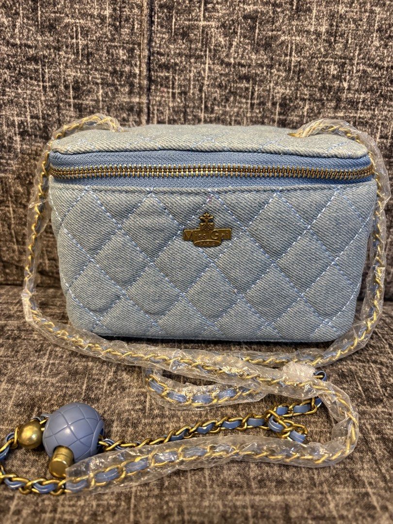 ms.gail PARIS VANITY BAG 8x5 inches (Category: Cross-body Bags) located in Manila. Submitted by jaylo06 (Listing ID 1441554482, Image 1). Description: very nice bag ang cute mga puller naka brand may plastic pa ung strap denim po sya kasya pro max sa may gusto pm lang po thanks.