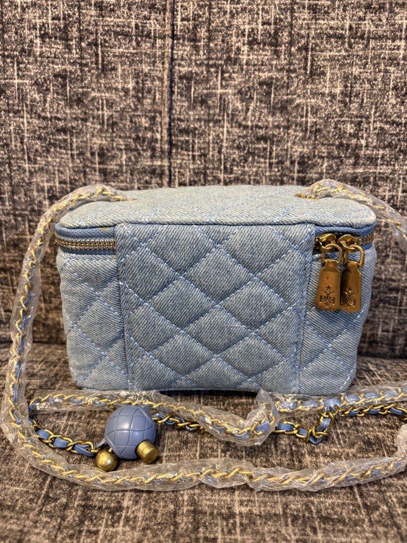 ms.gail PARIS VANITY BAG 8x5 inches (Category: Cross-body Bags) located in Manila. Submitted by jaylo06 (Listing ID 1441554482, Image 2). Description: very nice bag ang cute mga puller naka brand may plastic pa ung strap denim po sya kasya pro max sa may gusto pm lang po thanks.