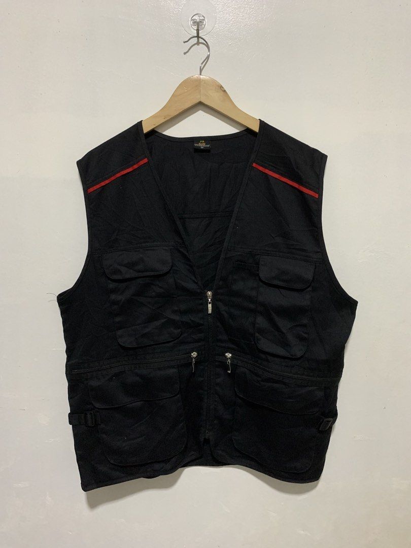 Multipocket Vest (Category: Vests) located in Oroquieta. Submitted by zjstg (Listing ID 1441534349, Image 1). Description: Width: 22 Length: 26.5 Excellent/No issue color rate: 10/10 200+sf.