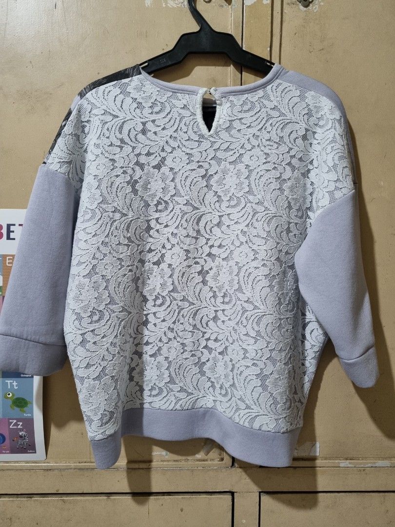 N°21 Grey Palm Tree & Lace Sweatshirt (Category: Longsleeves) located in Quezon City. Submitted by stylemd (Listing ID 1441383967, Image 2). Description: - Brand: N°21 - Item: Grey Sweatshirt - Size: 40 (Made in Italy) - Design: Palm tree print on front, white lace overlay on back - Features: Long sleeves with ribbed cuffs - Thick sweater-like/fleece inside material.